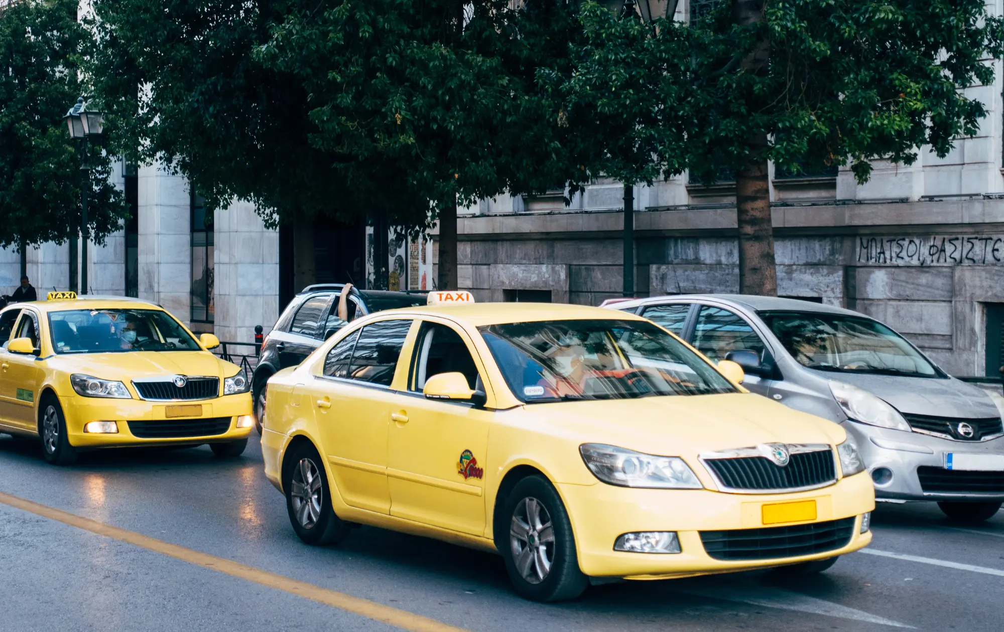 Taxi vs Train from Manchester Airport to London -Which Saves Time